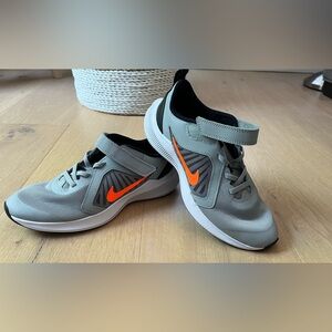 Nike Downshifter 10 (GS) Light Smoke Grey Shoes CJ2067-001 Youth Size 3Y, new